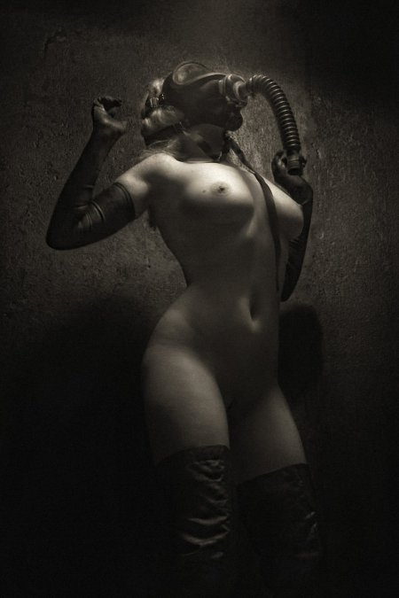 Женщина ню в противогазе