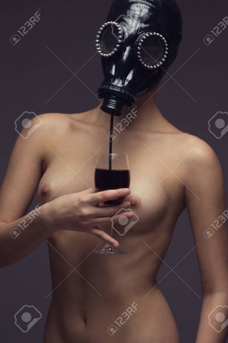 Эро девушки в респираторе