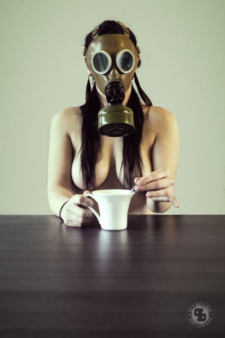 Девчонка в противогазе