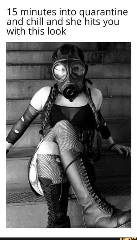 Девушка в противогазе эро