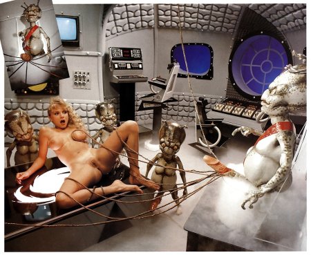 Голые женщины в космическом корабле