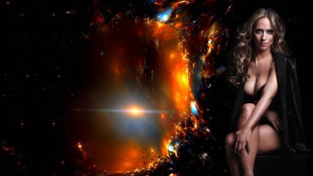 Голая в космосе