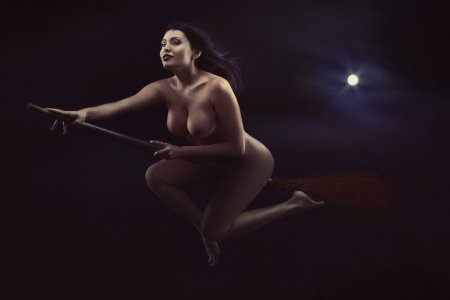 Голая Маргарита на метле