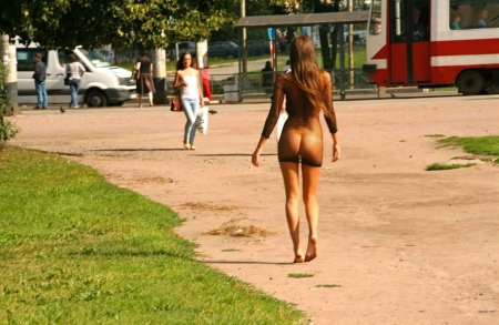 Голые женщины на улицах городов