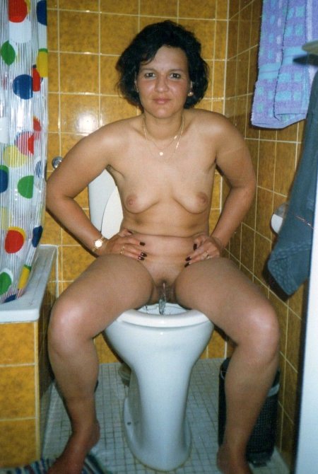 Голые зрелые бабы в туалете