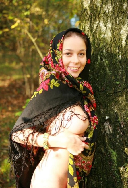 Девушки в национальных нарядах ню