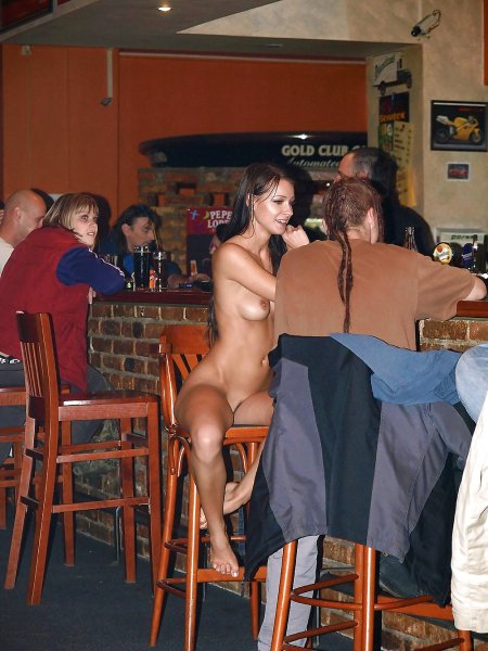 Девушка раздевается в кафе