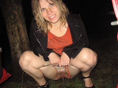 Девка обоссалась на улице