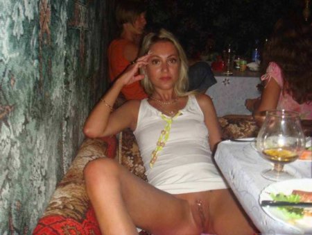 Без трусиков перед гостями