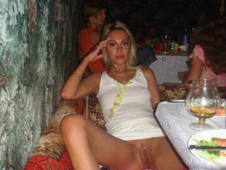 Жена без трусиков в гостях