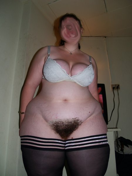 Волосатые с широкими бедрами