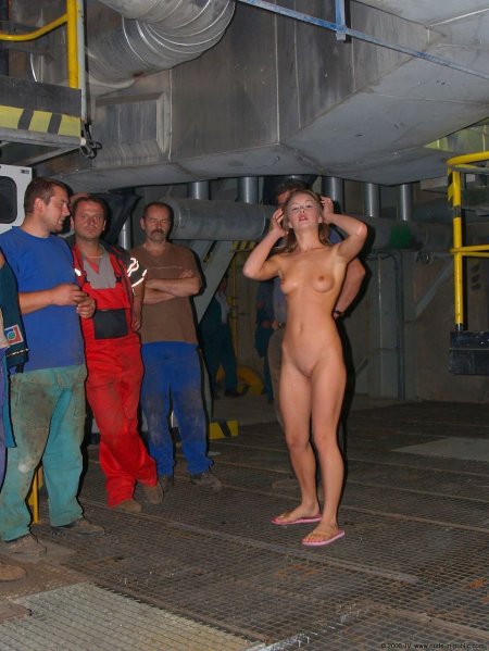 Голые девчонки в общественных местах