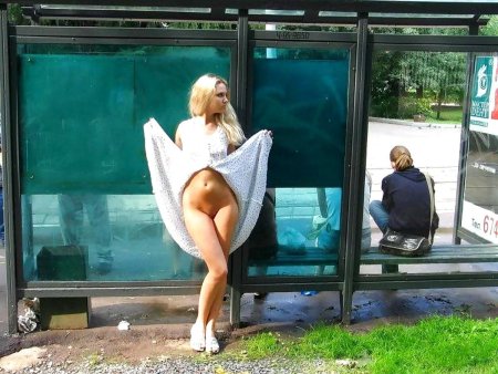 Девушка показывает киску в общественном месте