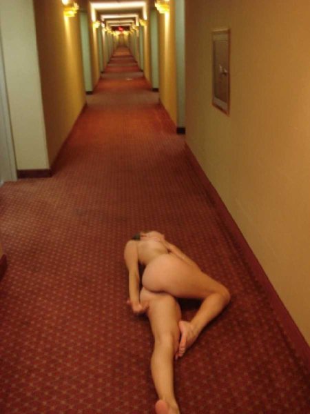 Частное ню в коридоре отеля