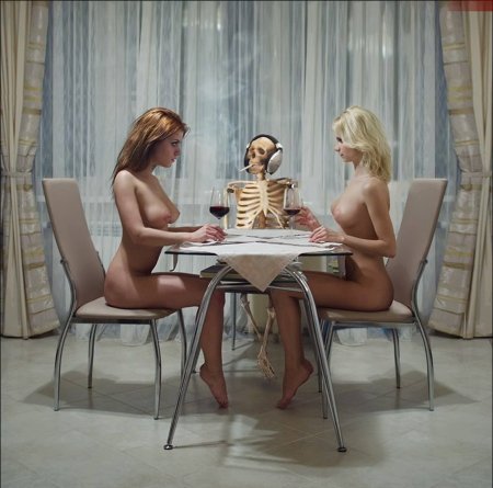 Голые подруги за столом