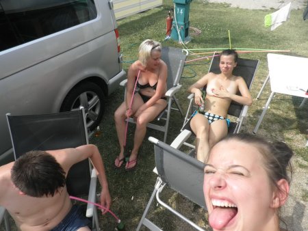 Девушки раздеваются в компании