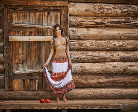 Фотосессия ню в деревенском доме