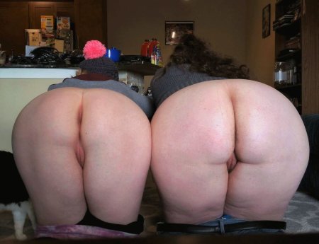 Голые толстые белые жопы.