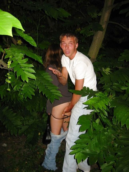 Запалил парочку в кустах