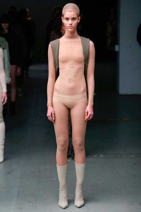 Обнаженка на модных показах
