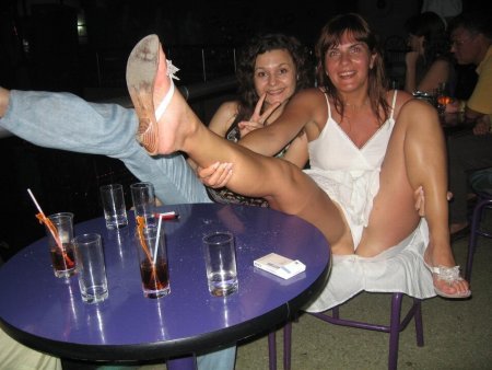 Пьяные женщины без трусов