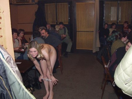 Девчонки раздеваются на спор