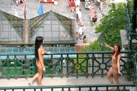 Прогулка по набережной голышом