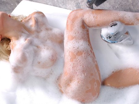 Девушка в ванне с пеной
