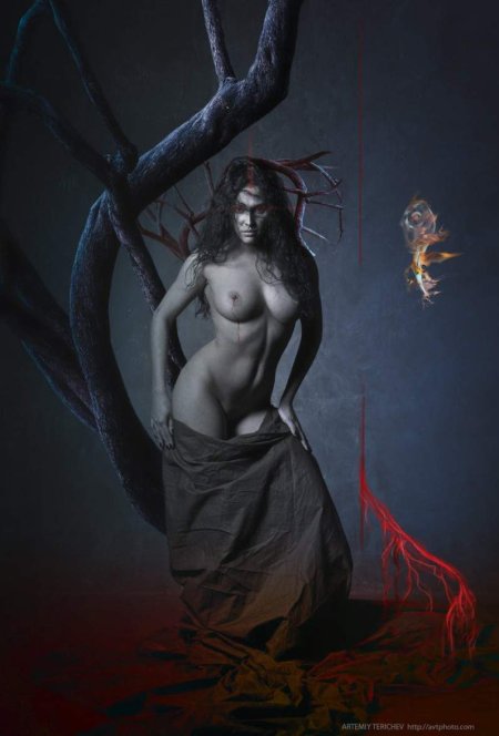 Красивая ведьма с голой грудью