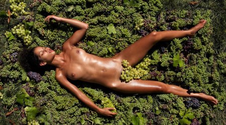 Эротическая фотосессия с виноградом