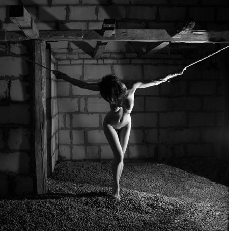 Прикованная к стене девушка бдсм