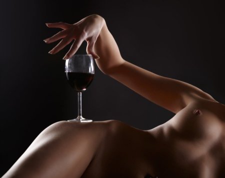 Эротическая фотосессия с вином