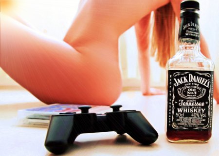 Девушка с бутылкой Джек Дэниэлс