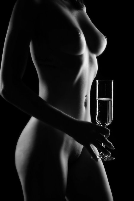 Голая с бокалом вина