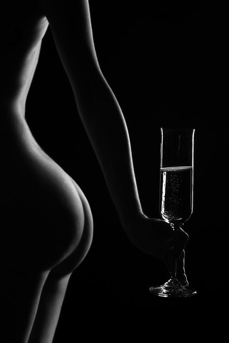 Голая с бокалом вина