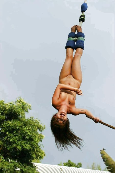 Голые женщины на тарзанке