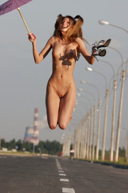 Голая красотка прыгает