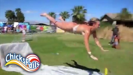 Голые женщины прыгают на батуте