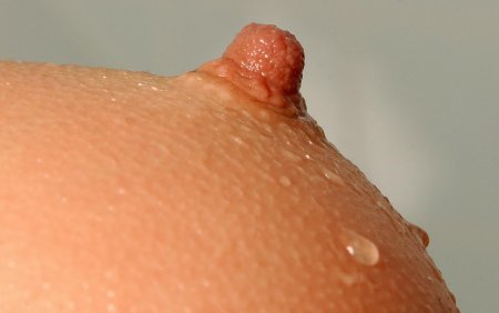 Голая грудь крупным планом