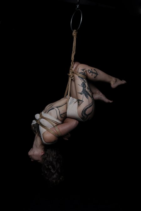 Шибари лежа