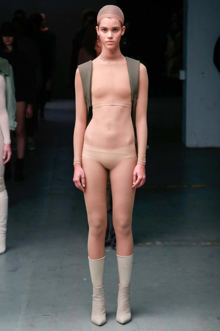 Модели на подиуме без одежды