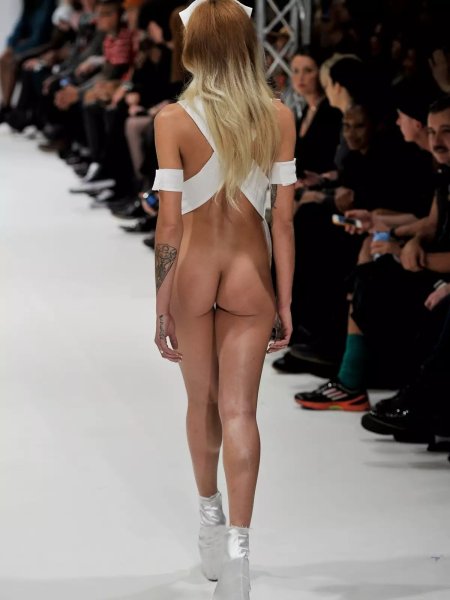 Обнаженка на модных показах