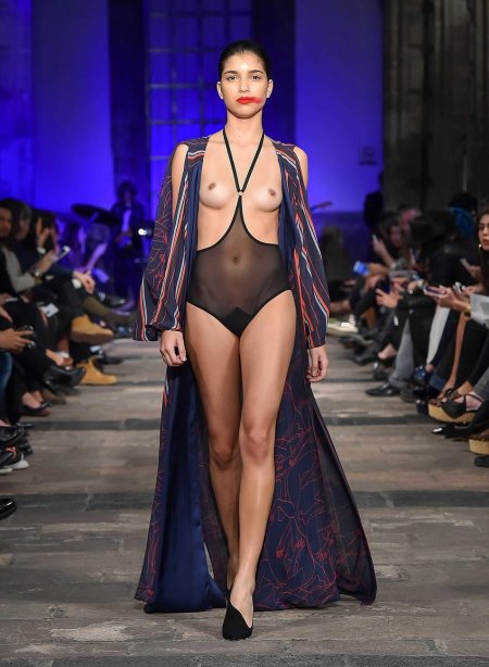 Голые фотомодели на показах