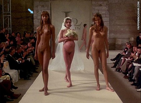 Показ мод голые на подиуме