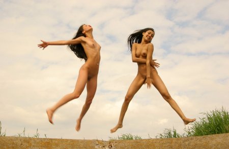 Голые бабы по небу летят