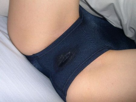 Намокшие черные трусики