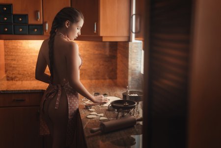 Голые женщины в передниках