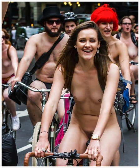 Голые женщины на фестивале