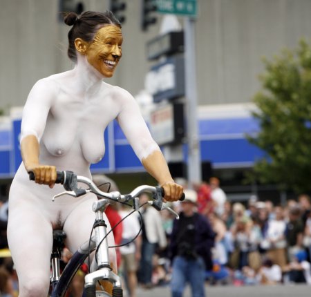 Строй женщин с высокой грудью на параде эротические фото