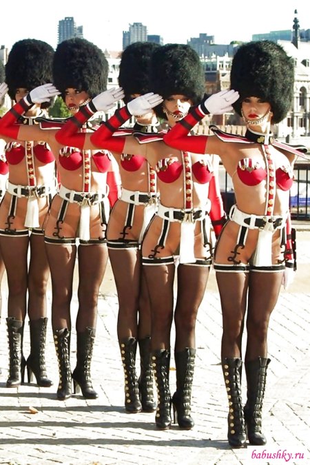 Девушка в военной форме бдсм